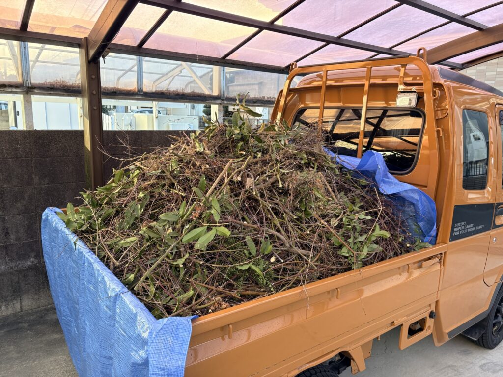 軽トラックへの草・枝葉等の積載